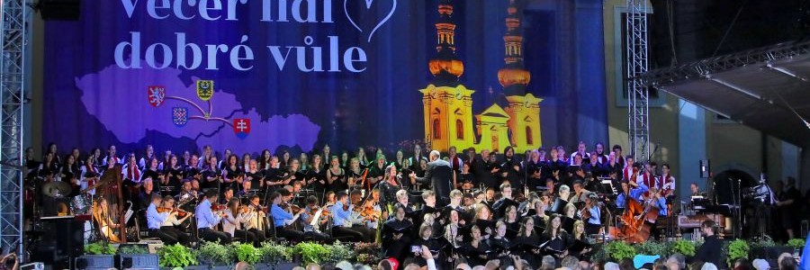 Na Večeru lidí dobré vůle připomněli konec války a velehradské události roku 1985. Překvapením večera byl legendární Jiří Suchý